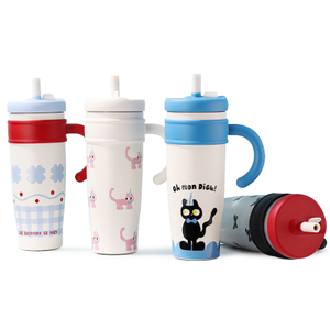 Großer isolierter Edelstahlbecher mit Griff und Strohhalm