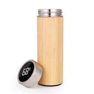 Isolierter Becher mit Bambusmuster und Temperaturanzeige